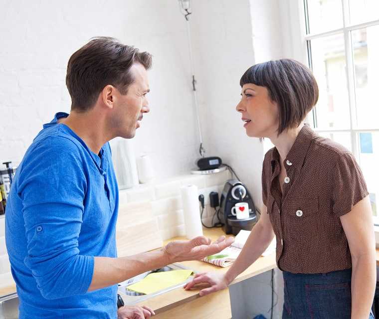 Morbus-Bechterew Patient Linus und seine Freundin Lara bei einem Streit