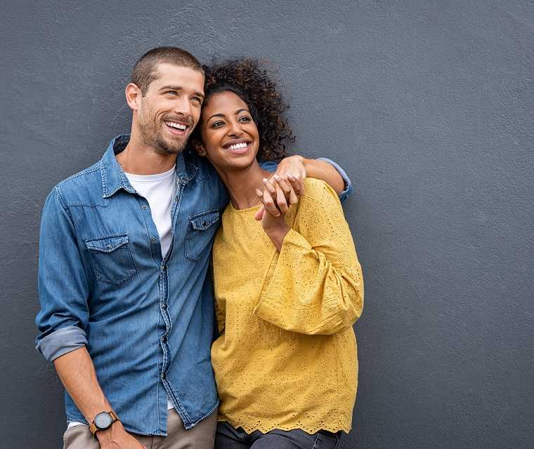Morbus-Bechterew Hannes und seine Frau Bea lächeln Arm in Arm in die Kamera