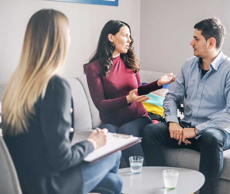 Morbus-Bechterew Patientin Simone und ihr Mann Nikolas bei einer Paartherapie