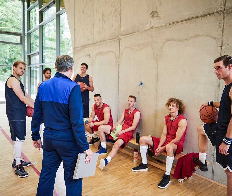 Morbus Bechterew Patient Jonas und sein Basketballverein bei einer Besprechung
