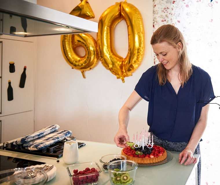 Morbus Bechterew Patientin Kathrin dekoriert einen Kuchen mit Obst Morbus Bechterew Patientin Kathrin dekoriert einen Kuchen mit Obst