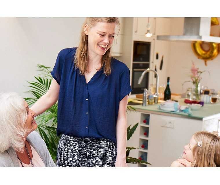 Morbus Bechterew Patientin Kathrin lacht mir ihrer Mutter und ihrer Tochter Morbus Bechterew Patientin Kathrin lacht mir ihrer Mutter und ihrer Tochter