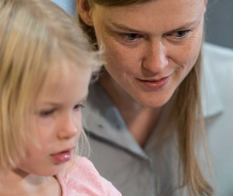 Nahaufnahme von Morbus Bechterew Patientin Kathrin und ihrer Tochter Nahaufnahme von Morbus Bechterew Patientin Kathrin und ihrer Tochter