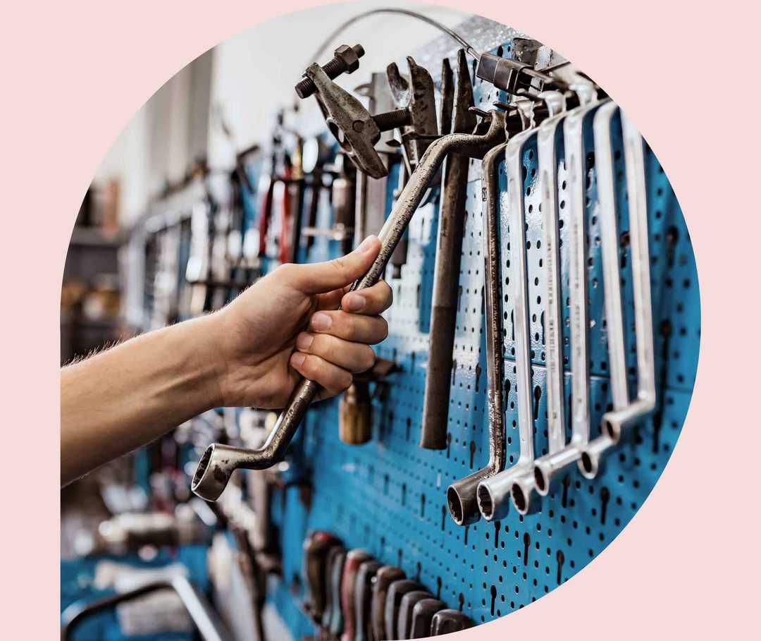 Ratgeber Rheuma: Ein Mann hängt ein Schraubenschlüssel zurück an seinen Platz