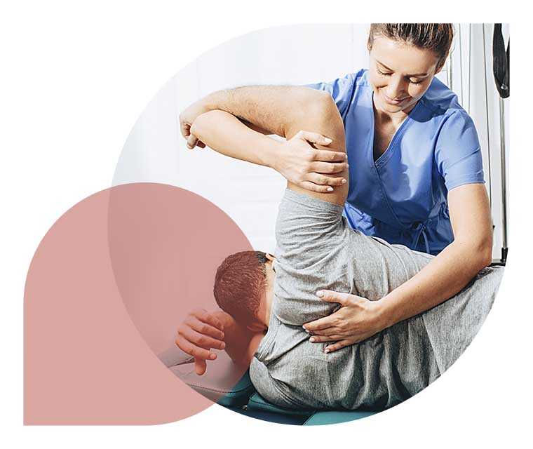 Ratgeber Rheuma: Eine Physiotherapeutin behandelt die Schulter eines Patienten Ratgeber Rheuma: Eine Physiotherapeutin behandelt die Schulter eines Patienten
