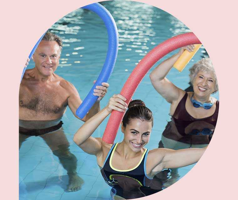 Ratgeber Rheuma: Eine Gruppe Rheuma-Patienten bei Wassergymnastik Ratgeber Rheuma: Eine Gruppe Rheuma-Patienten bei Wassergymnastik