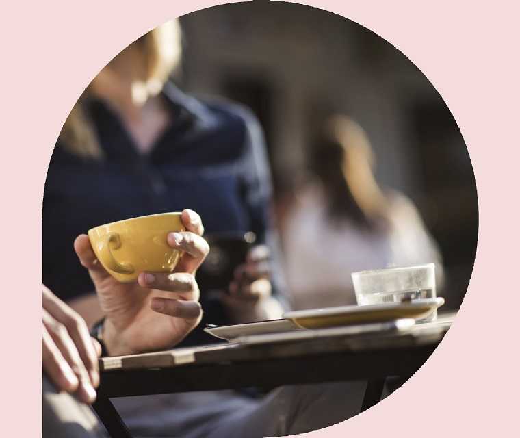 Menschen genießen ihre Kaffeepause