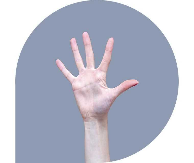 Ratgeber Rheuma: Eine Hand mit weit abgespreitzten Fingern