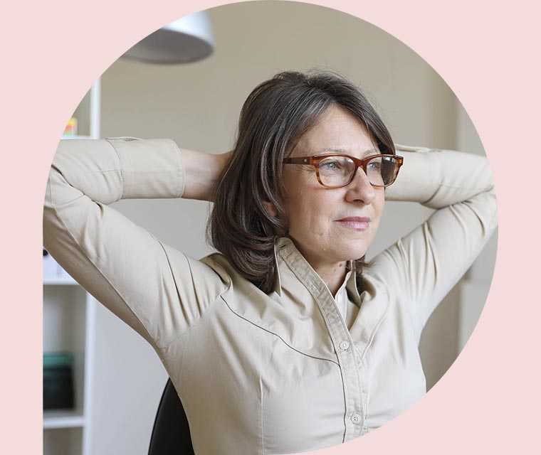 Ratgeber Rheuma: Eine Frau verschränkt die Arme hinter ihrem Kopf und streckt die Ellenbogen nach außen