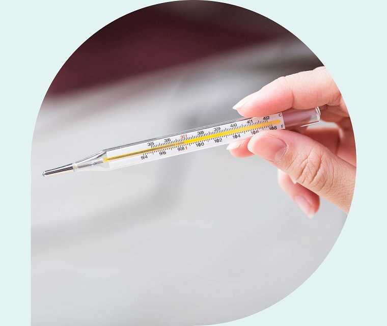 Ratgeber Rheuma: Eine Frau hält ein Fieberthermometer in der Hand
