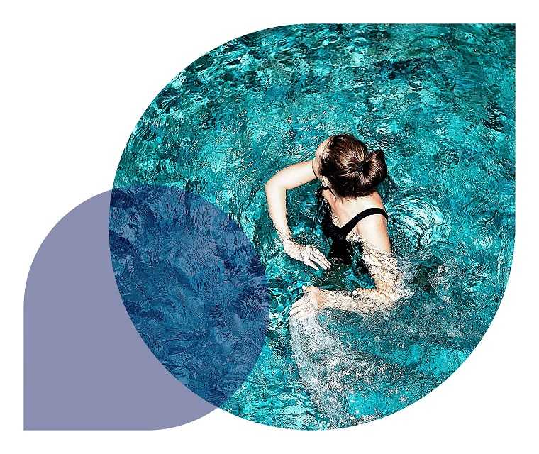 Ratgeber Rheuma: Eine Frau bei Unterwasserbewegungsübungen