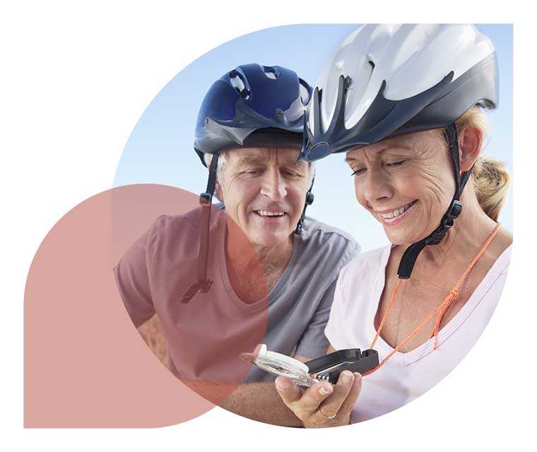Ratgeber Rheuma: Ein älteres Paar beim Radfahren