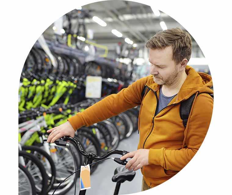 Ratgeber Rheuma: Ein Mann achtet beim Fahrradkauf auf die Höhe des Lenkers Ratgeber Rheuma: Ein Mann achtet beim Fahrradkauf auf die Höhe des Lenkers