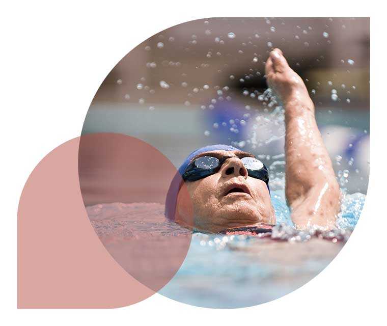 Ratgeber Rheuma: Ein Frau beim Rückenschwimmen im Schwimmbad Ratgeber Rheuma: Ein Frau beim Rückenschwimmen im Schwimmbad