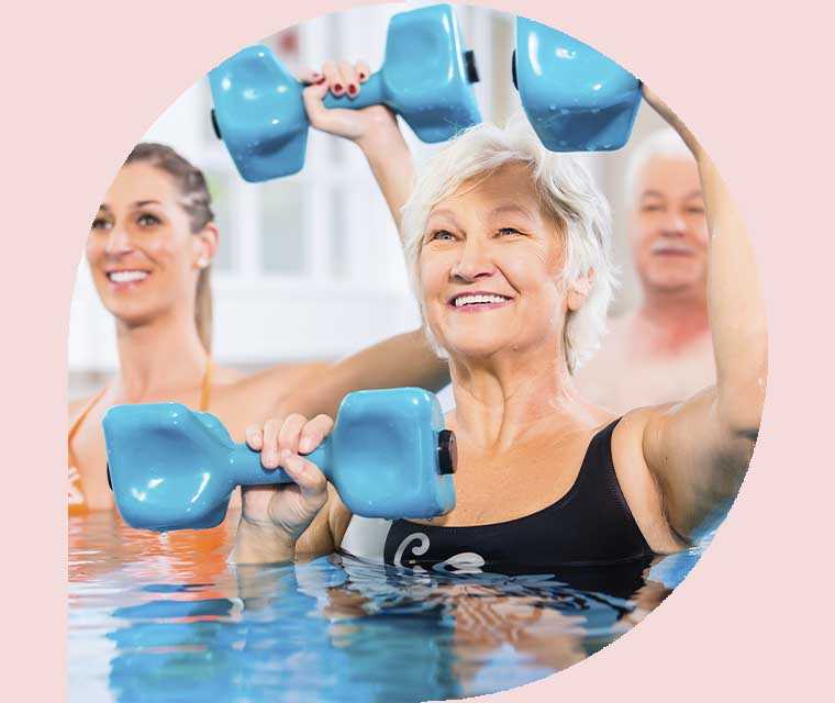 Ratgeber Rheuma: Eine Gruppe Rheumatiker bei der Wassergymnastik