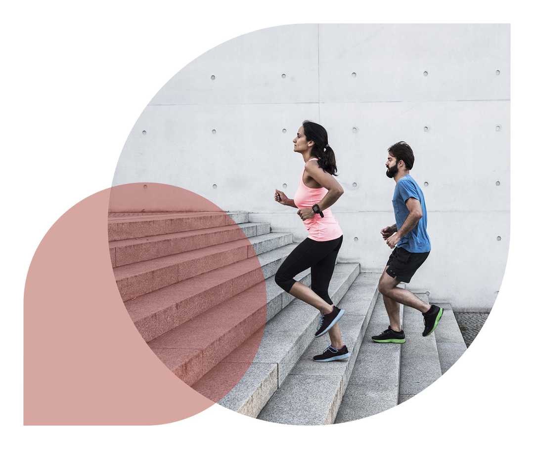Ratgeber Rheuma: Ein Paar joggt eine Treppe hoch Ratgeber Rheuma: Ein Paar joggt eine Treppe hoch