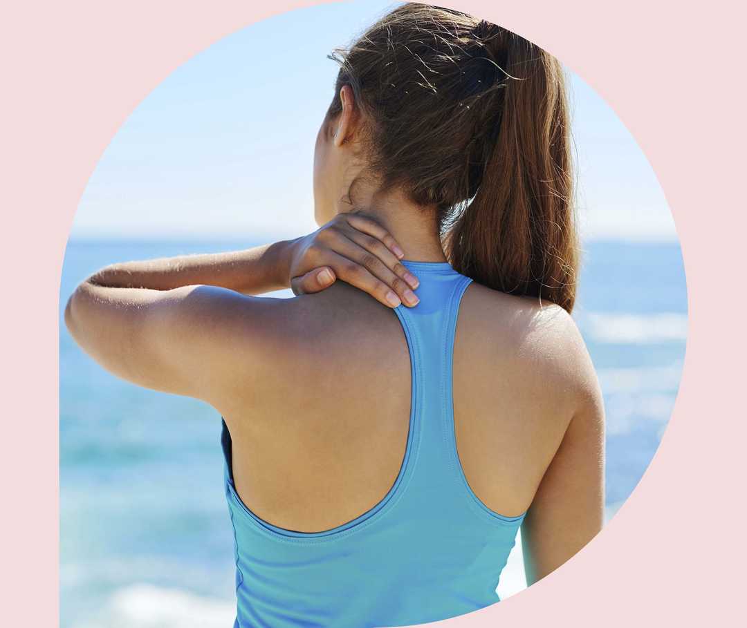 Ratgeber Rheuma: Ein Rheumatikerin streicht über ihren schmerzenden Nacken