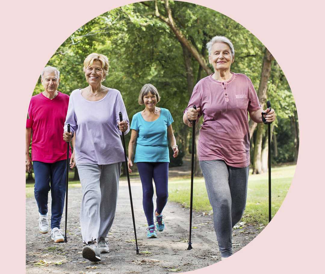 Ratgeber Rheuma: Ein Gruppe Rheumatiker beim Nordic Walking