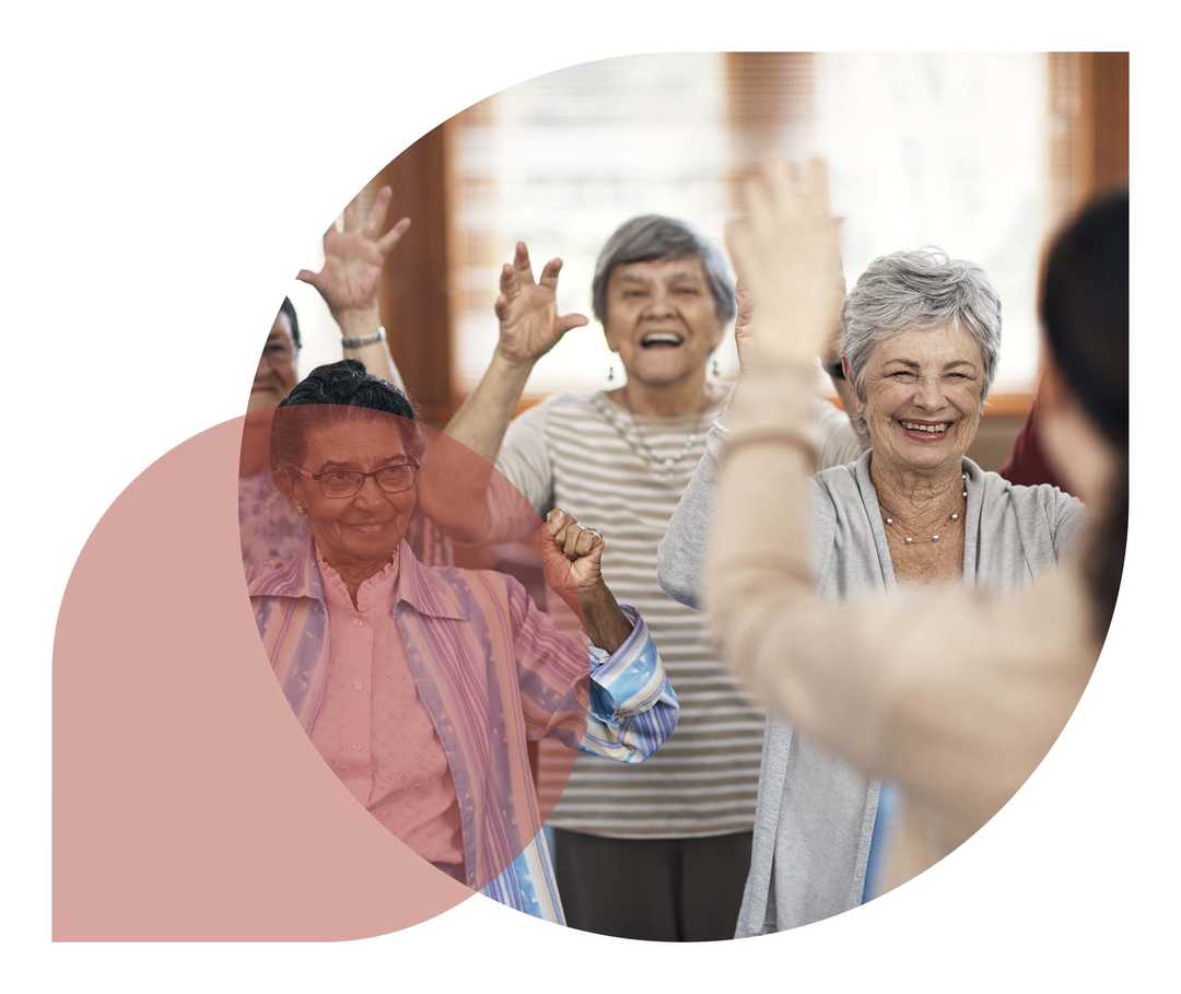 Ratgeber Rheuma: Ein Gruppe Rheumatiker beim Bewegungstraining im Sportverein