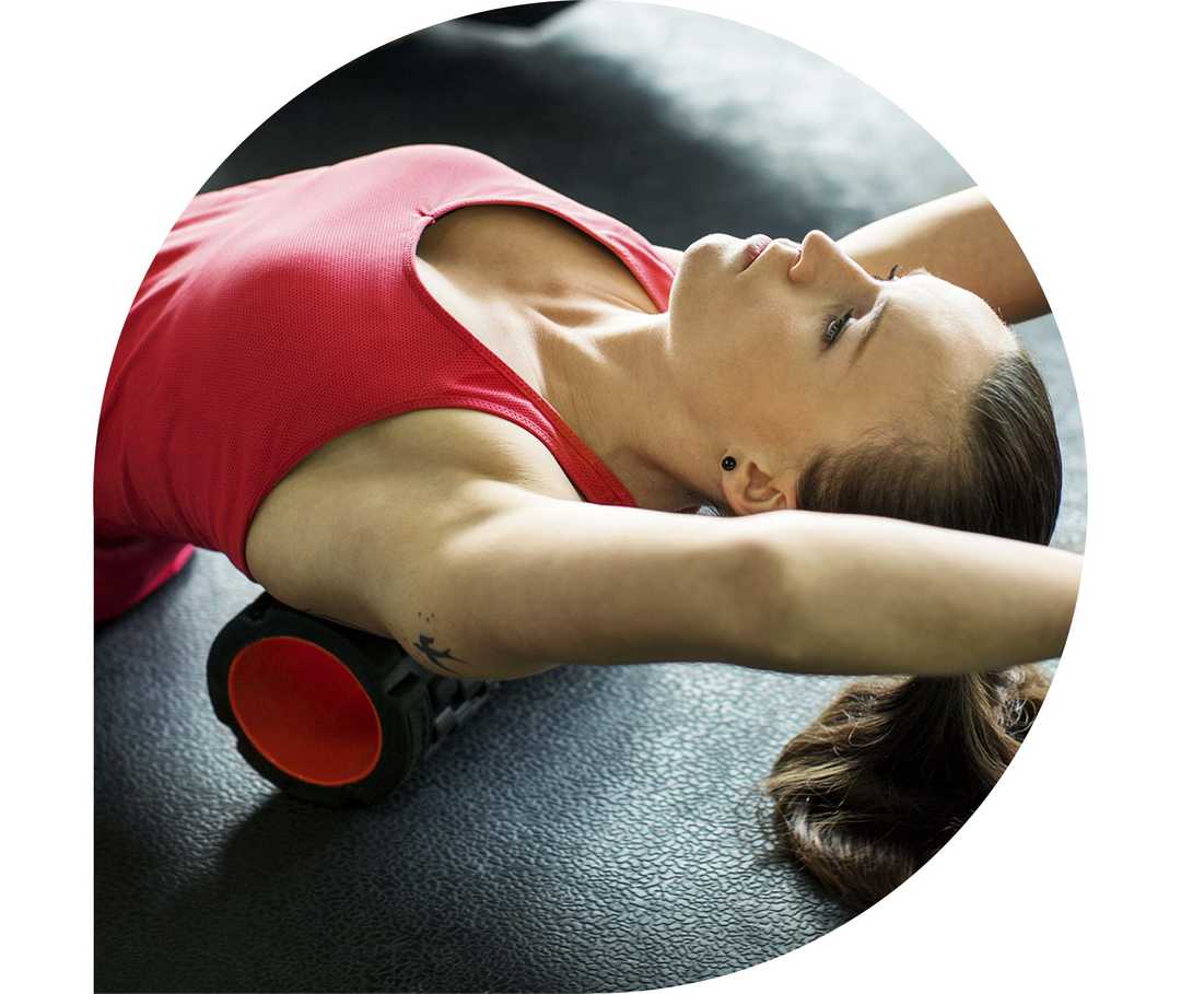 Ratgeber Rheuma: Ein Rheumatikerin bei Rückenübungen am Boden