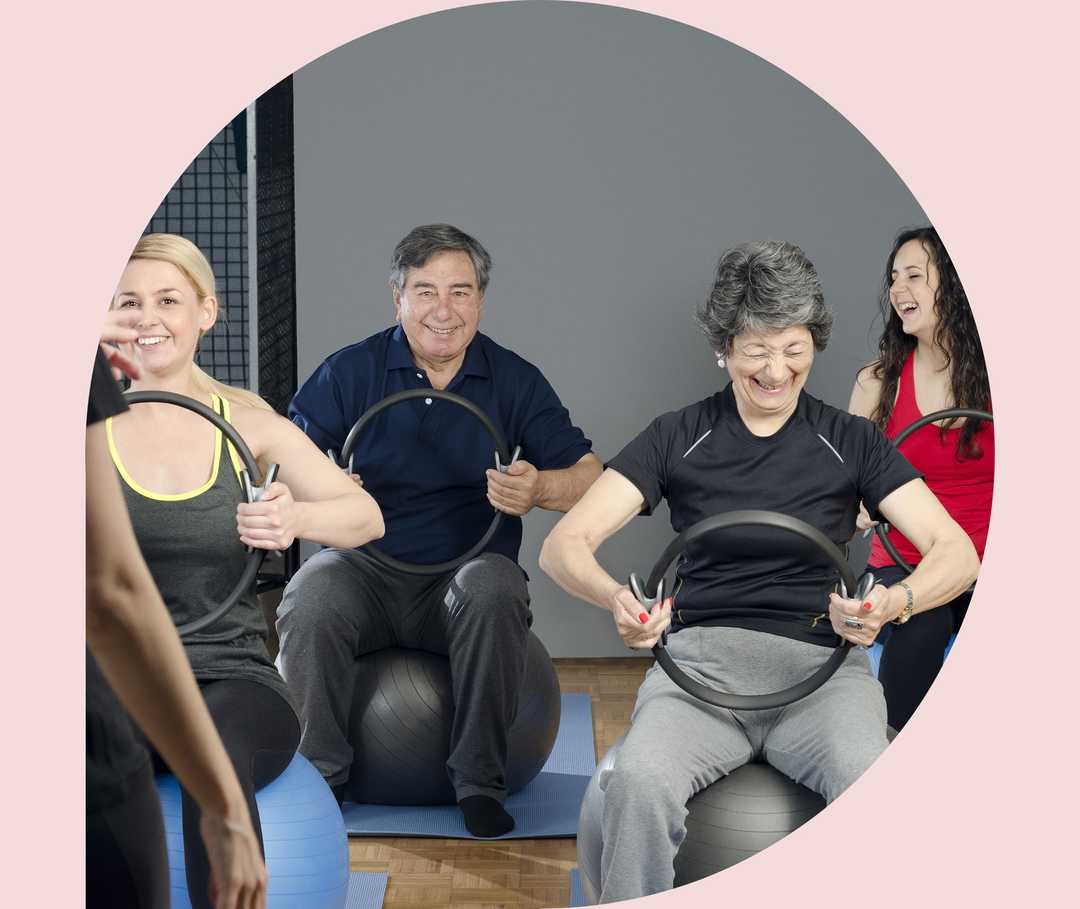 Ratgeber Rheuma: Ein Gruppe Rheumatiker bei Kraftübungen im Sportverein