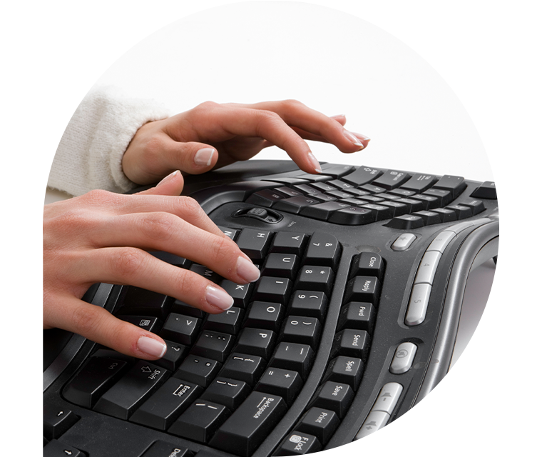 Ratgeber Rheuma: Eine Frau tippt auf einer ergonomisch geformten Tastatur Ratgeber Rheuma: Eine Frau tippt auf einer ergonomisch geformten Tastatur