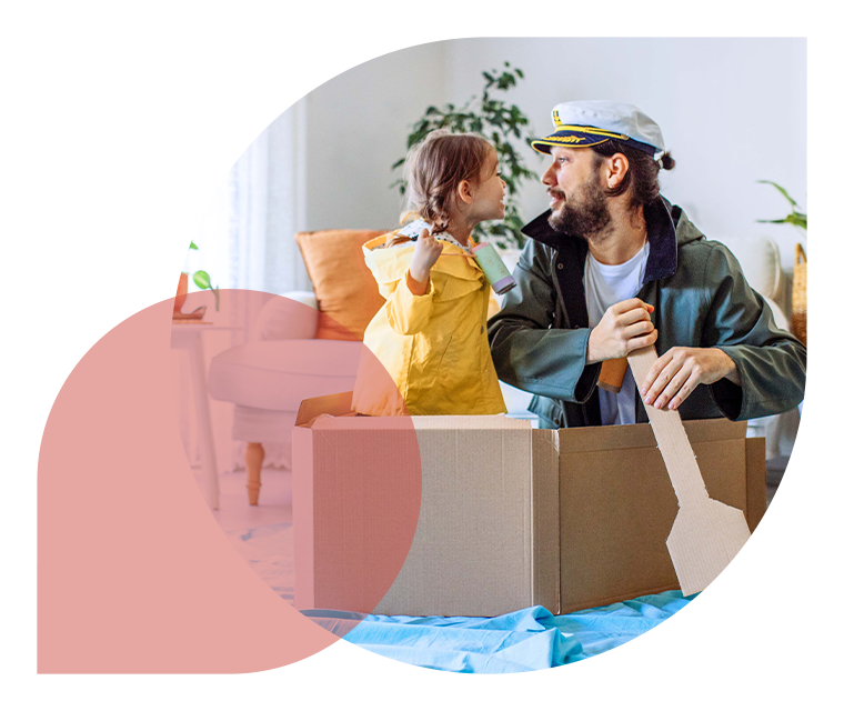 Ratgeber Rheuma: Ein Vater mit seiner Tochter beim Paddeln in einem Boot aus Pappkarton im Wohnzimmer