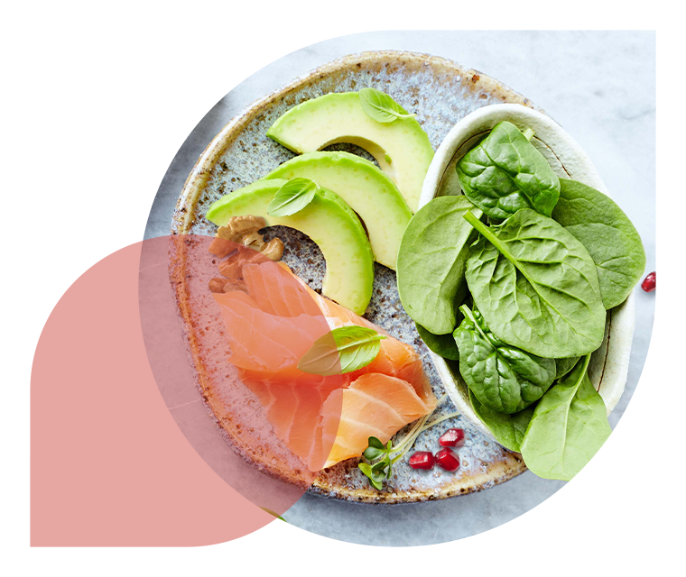 Ratgeber Rheuma: Ein Teller mit Lachs und frischem Salat Ratgeber Rheuma: Ein Teller mit Lachs und frischem Salat