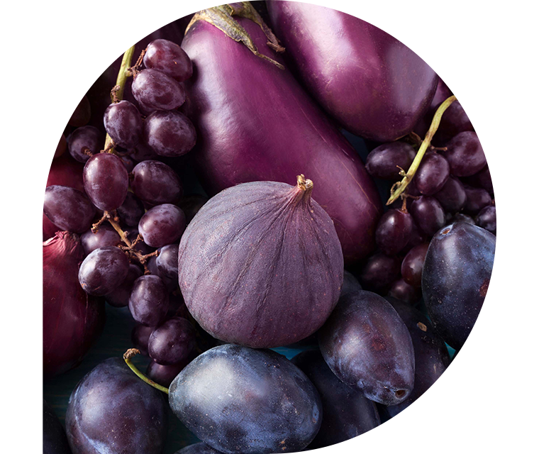 Ratgeber Rheuma: Ein Teller mit dunklen Beeren und Pflaumen