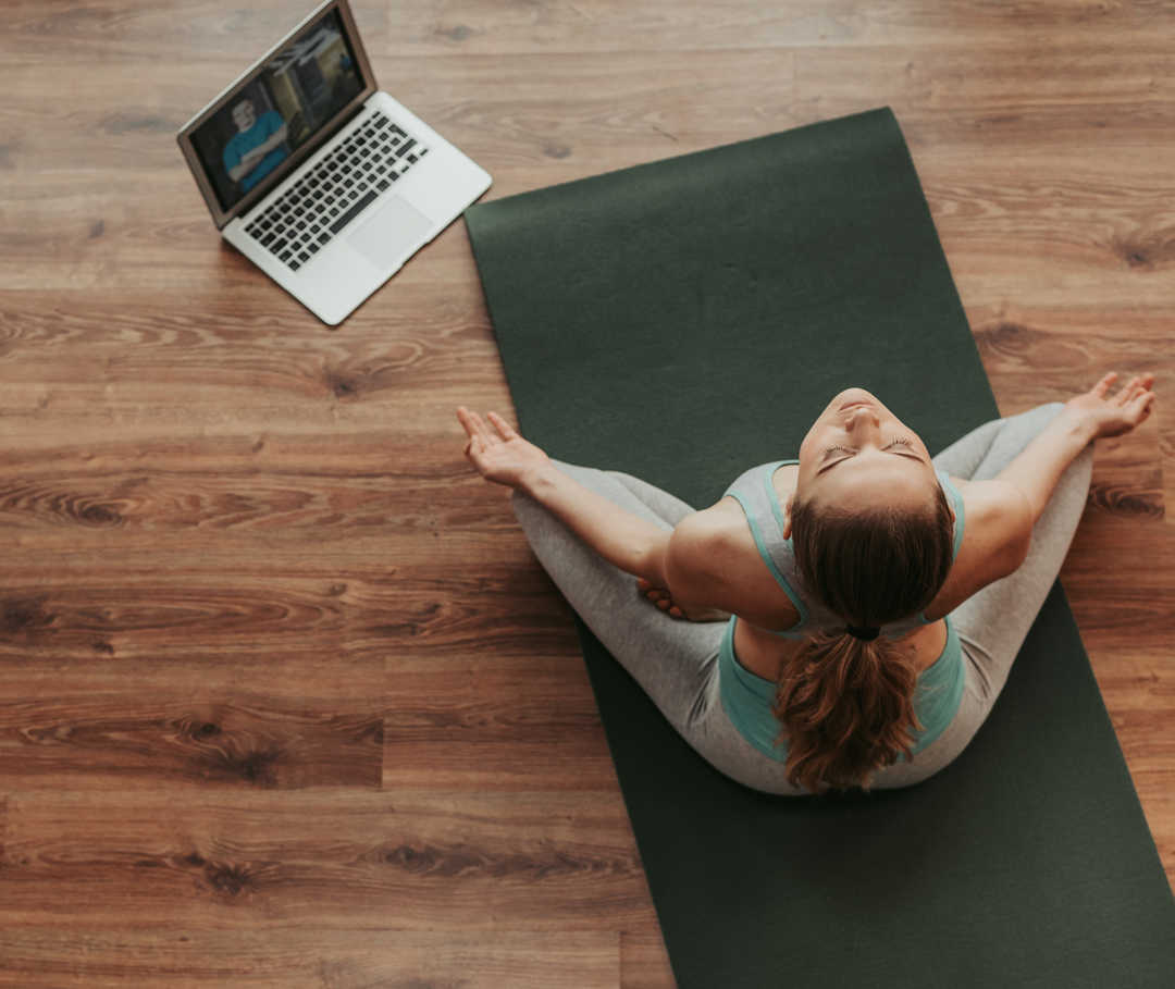 Ratgeber Rheuma: Eine Frau bei Yoga-Übungen