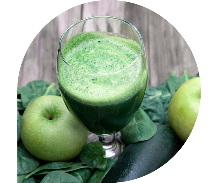 Ratgeber Rheuma: Ein grüner Gemüsesaft aus Bio-Spinat, Gurken und Äpfeln