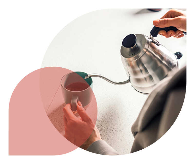 Ratgeber Rheuma: Eine Patientin gießt sich eine Tasse Tee ein Ratgeber Rheuma: Eine Patientin gießt sich eine Tasse Tee ein