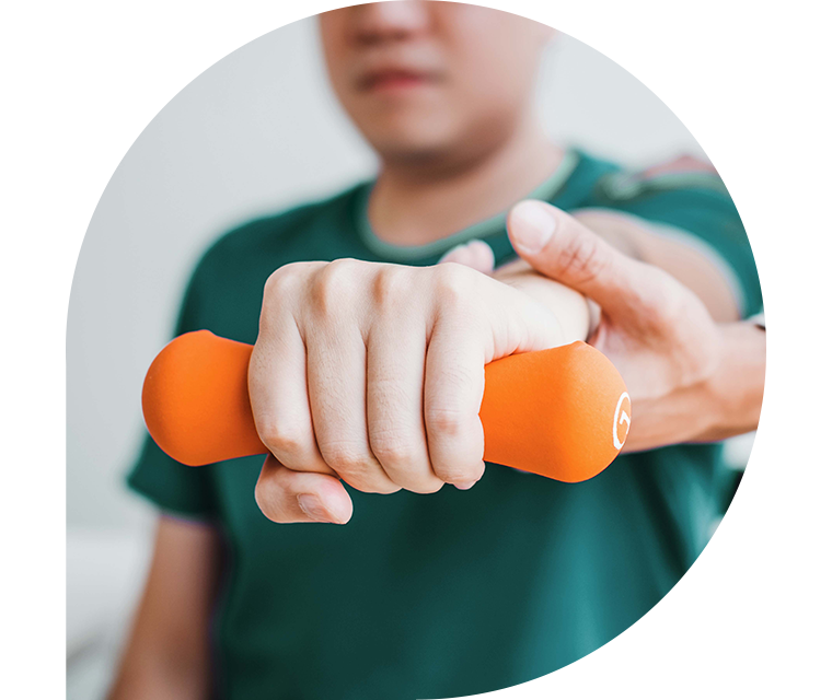 Ratgeber Rheuma: Ein Rheuma-Patient bei einer Reha-Maßnahme mit eine Hantel