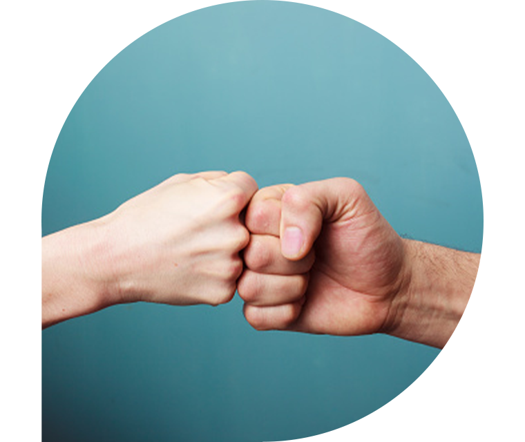 Ratgeber Rheuma: Zwei Fäuste treffen aufeinander – Symbolbild für den Widerspruch bei einer Reha-Ablehnung