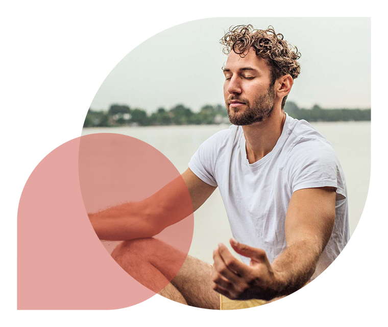 Ratgeber Rheuma: Ein Mann beim Meditieren auf dem Wasser