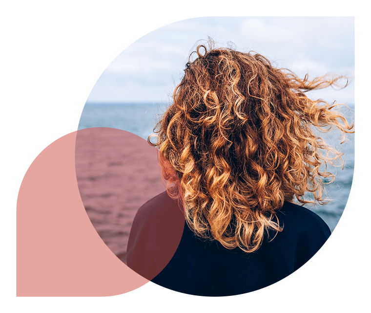 Ratgeber Rheuma: Eine Frau blickt nachdenklich auf das Meer.