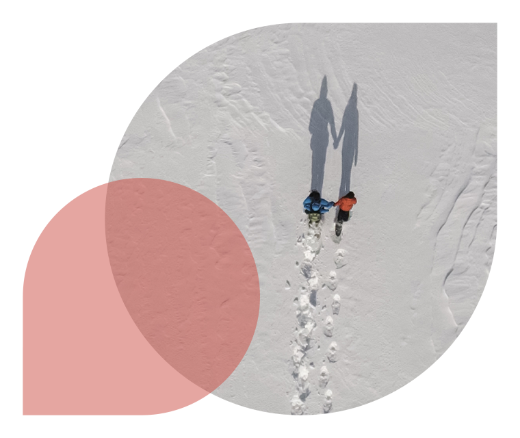 Ratgeber Rheuma: Draufsicht auf ein Paar, das durch ein weites Schneefeld stapft