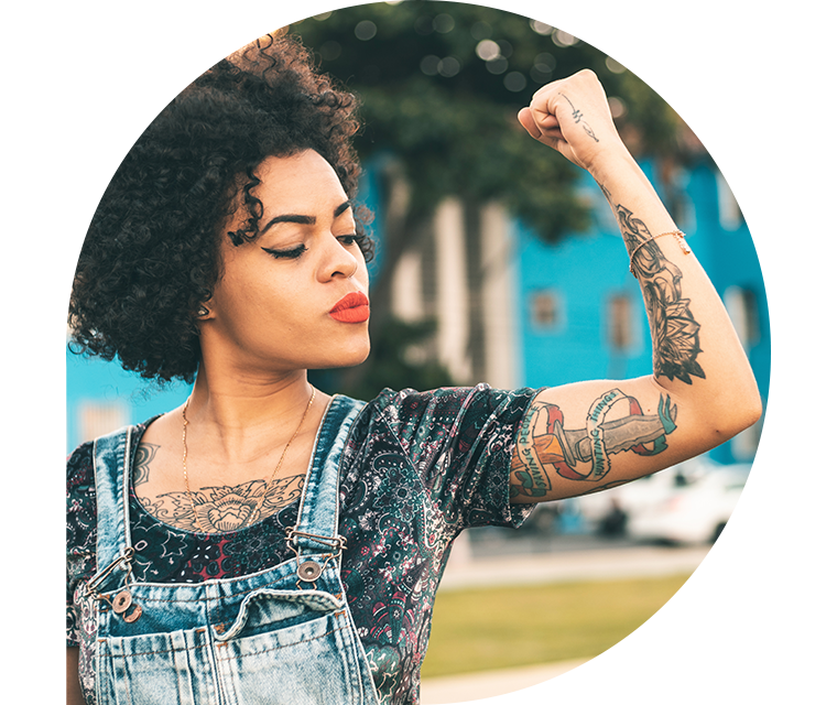 Ratgeber Rheuma: Eine starke Frau zeigt die Tatoos auf ihrem angespannten Arm
