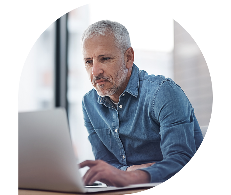 Ratgeber Rheuma: Ein Mann informiert sich an seinem Notebook im Internet