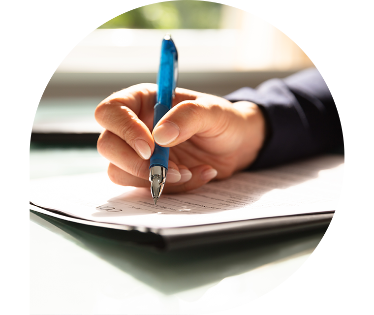 Ein Patient füllt Anträge für eine Reha-Maßnahme aus