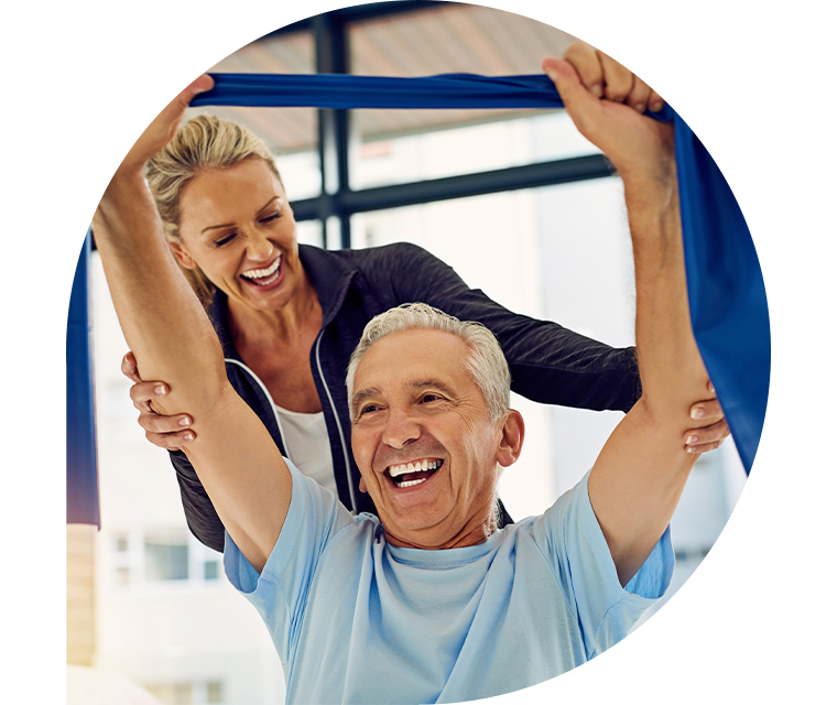 Ein Patient mit seiner Physiotherapeutin bei Armübungen