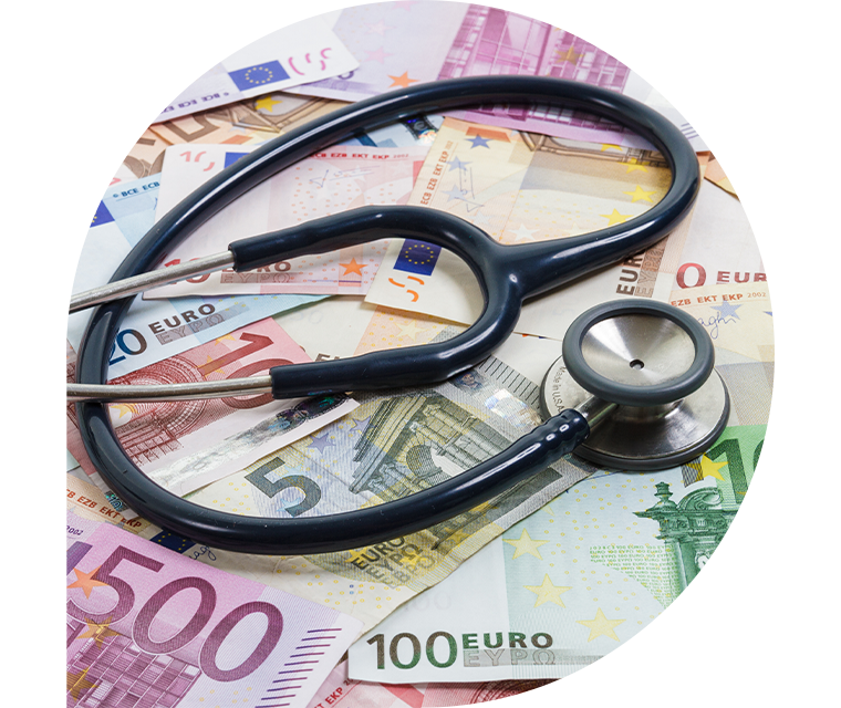 Ein Stethoskop liegt auf verschiedenen Geldscheinen