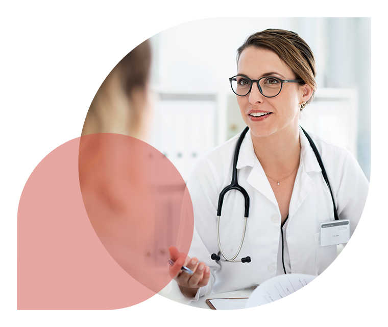 Eine Patientin lässt sich von einer Medizinerin über Reha-Maßnahmen beraten