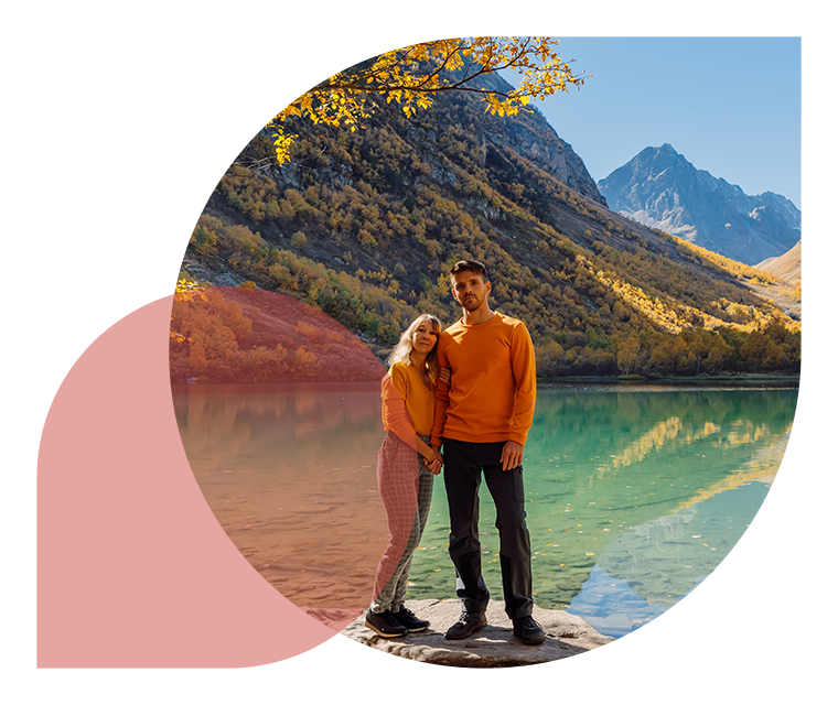 Ratgeber Rheuma: Ein Paar steht an einem Gebirgssee und schaut in die Kamera