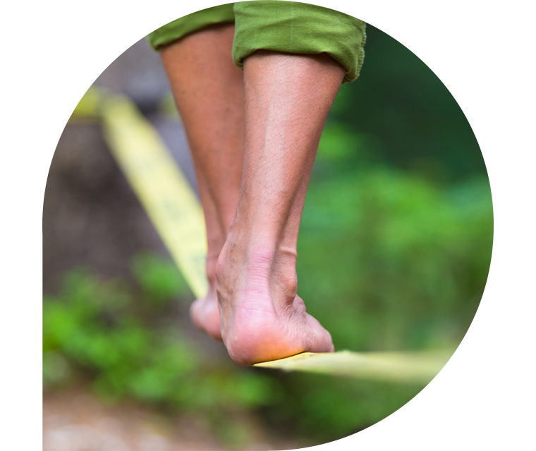 Ein Mann balanciert auf einer Slackline