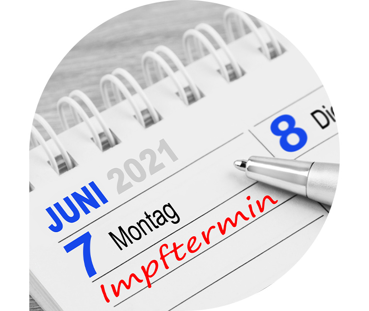 Ein Kugelschreiber liegt auf einem Tischkalender, auf dem für den 7. Juni der Vermerk „Impftermin“ zu lesen ist