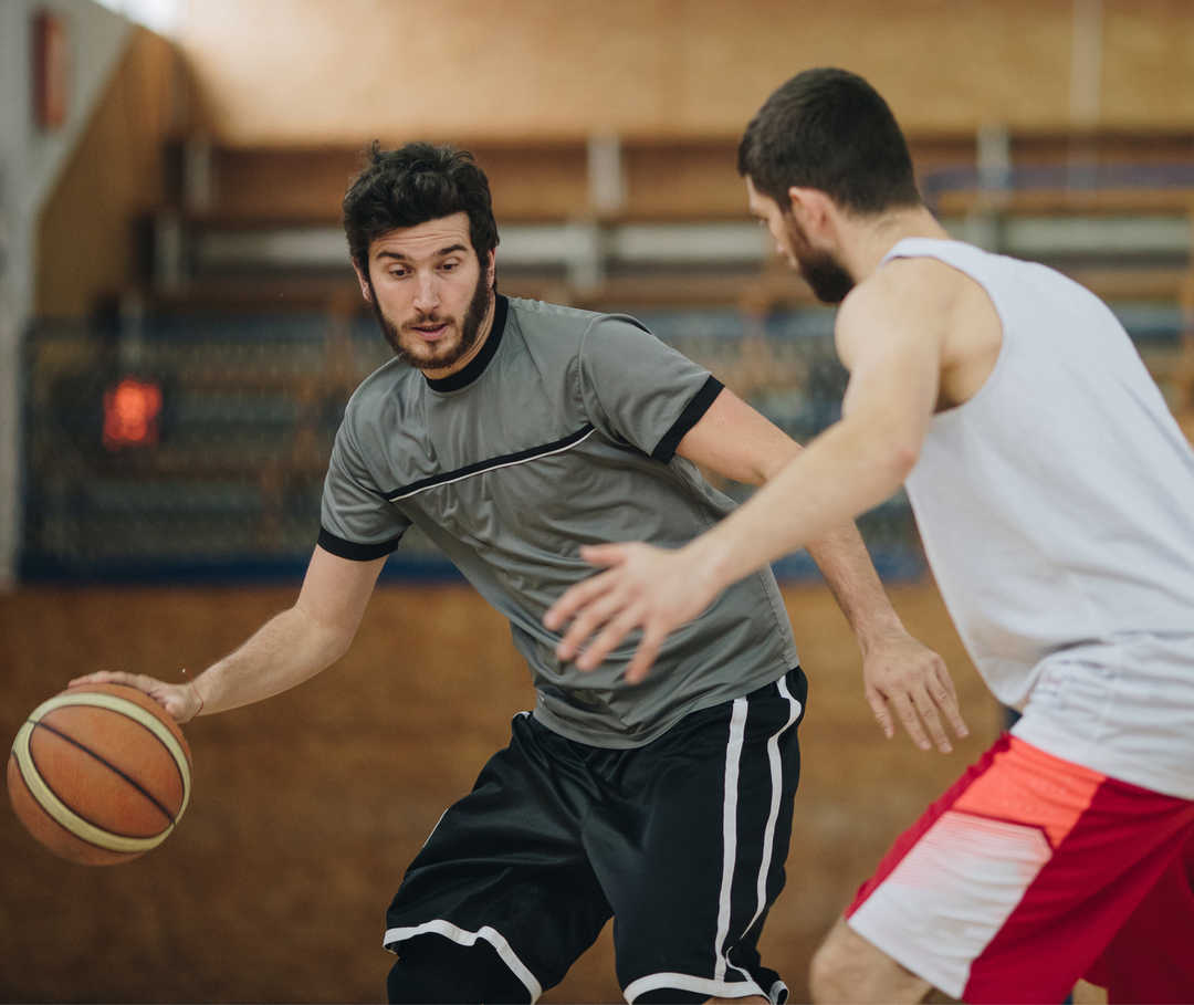 Auf dem Bild sieht man Jonas und Tom Basketball spielen