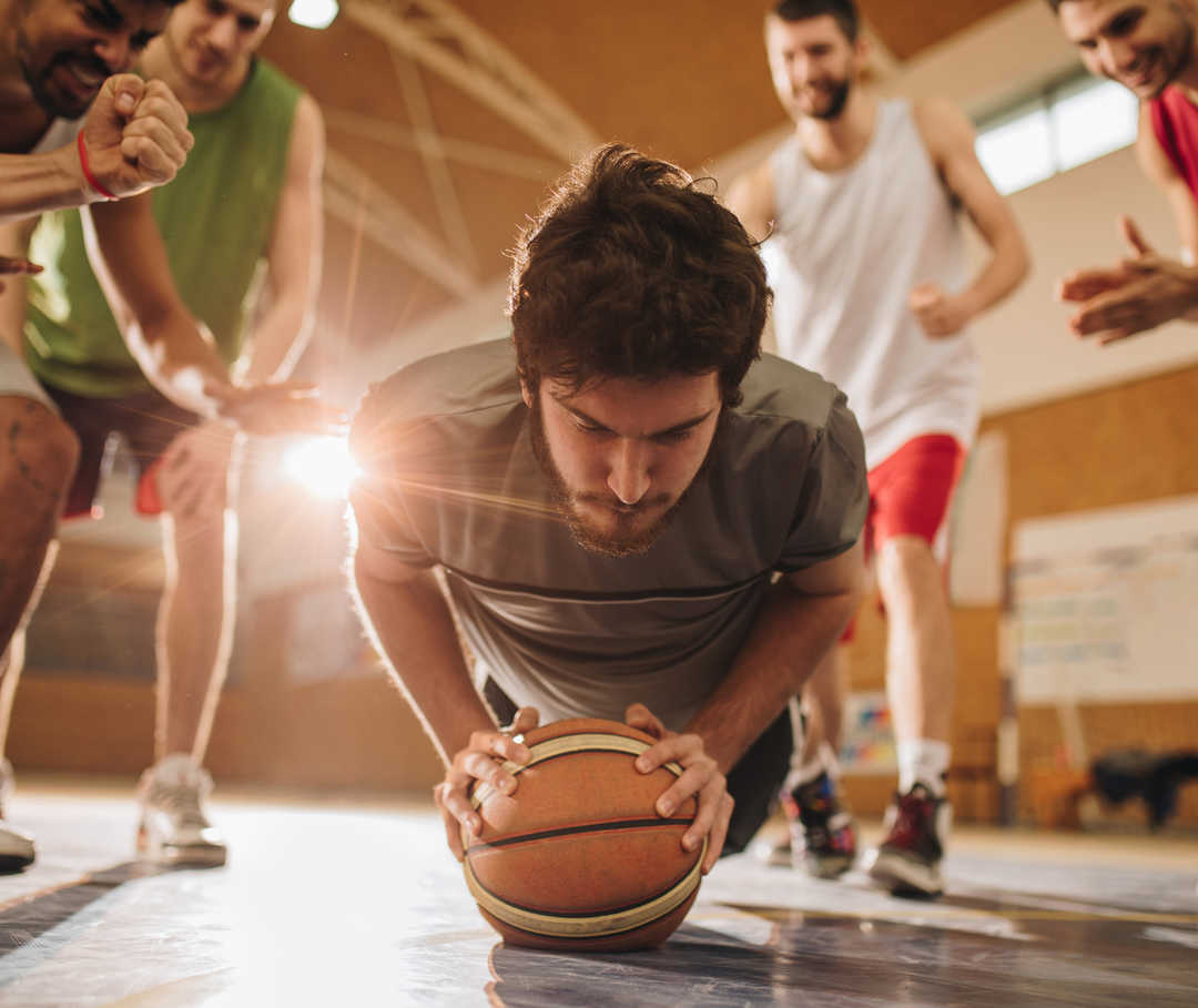 Auf dem Bild sieht man Jonas beim Sport Auf dem Bild sieht man Jonas beim Sport