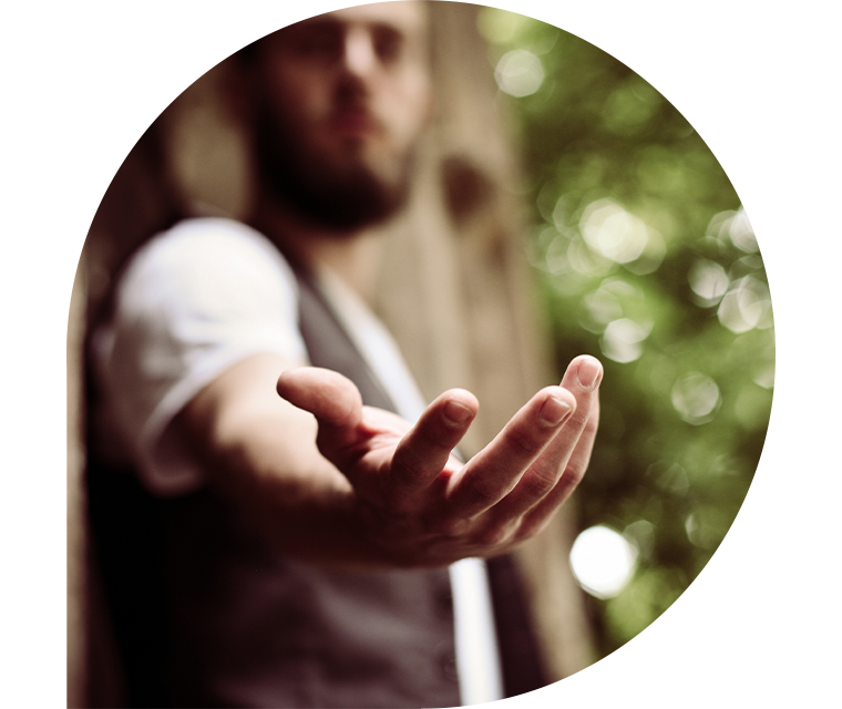 Ein Mann streckt seine Hand aus