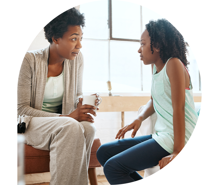 Mutter redet mit Tochter